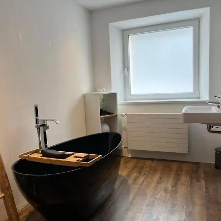 Schone, Sonnige Parterrewohung 3 Zi Mit Garten In Apartmán Poschiavo